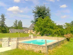 Piscine chauffée avec vue sur le Prieure de Relay