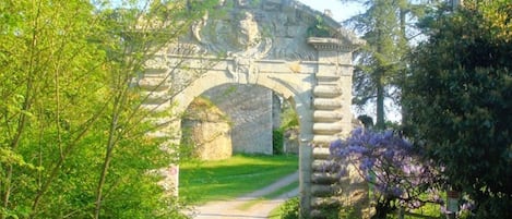 Le Portail à l'entrée du gite