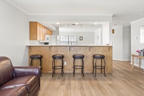 Bar/Kitchen