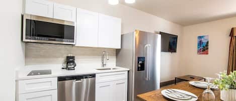Fully Remodeled kitchen, big screen TV w cable, 3 queen beds, everything you need for your Sierra Vista adventure.