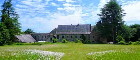 Vue sur le Prieure de Relay