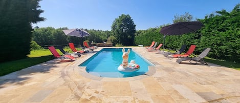 La piscine exposée plein sud et chauffée