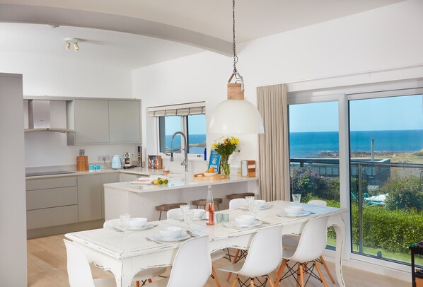 Sundown in Bude, Cornwall. First floor: Dining area with table and seating for eight