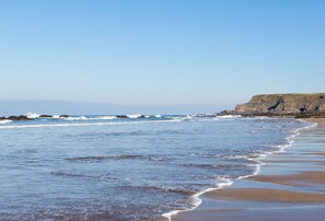 The calming waves gently lapping the sands at Widemouth Bay