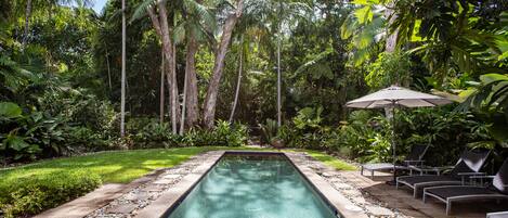 13M Pool with direct access to Beach