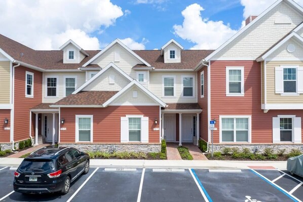 Gorgeous 4 Bedroom Townhome Entrance