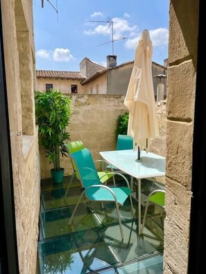 Terrasse en verre avec vue sur les toits d’Uzès