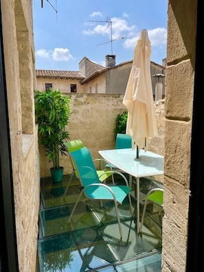 Terrasse en verre avec vue sur les toits d’Uzès