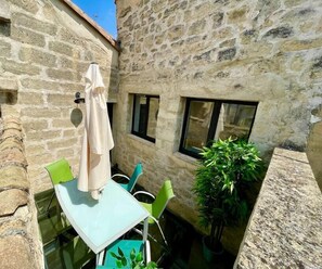 Terrasse en verre avec vue sur les toits d’Uzès