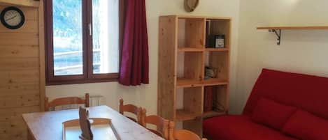 séjour avec canapé lit permettant 2 couchages supplementaires