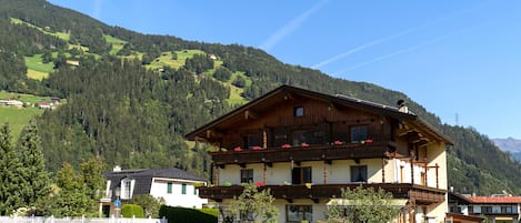 Außenseite Ferienhaus [Sommer]