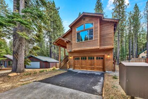 Welcome to Pine Tree Paradise! This home has contemporary mountain decor and upscale cabin vibes.