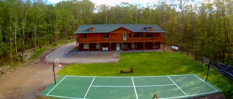 Chateau Denali Located on 8 acres, sleeps 25+ plenty of space for large groups!