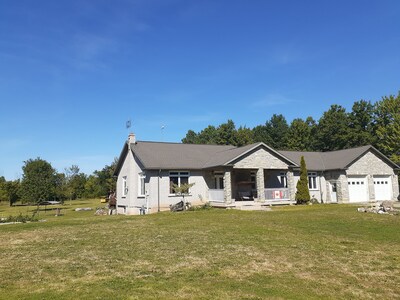  Niagara Country Get Away is a big beautiful house in a country setting