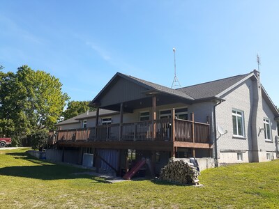  Niagara Country Get Away is a big beautiful house in a country setting