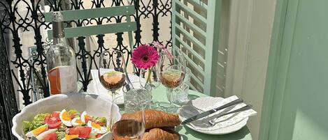 Welcome to sunny and warm Nice! Enjoy your meals on the balcony.