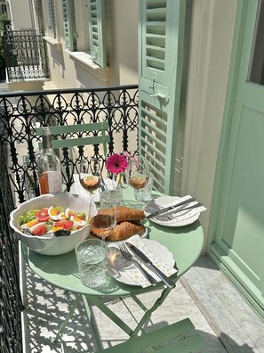 Welcome to sunny and warm Nice! Enjoy your meals on the balcony.