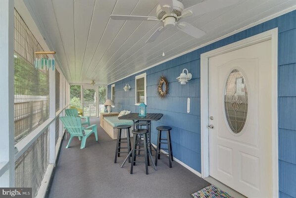 ★ Entertain & Relax ★ Our front porch is fully screened in. You will enjoy listening to the waves and feeling the sea breeze