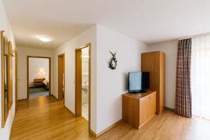 Wohnung Nr. 12 - Rustikale Ferienwohnung, 70qm,  2 Schlafzimmer, 1 Wohnzimmer, max. 4 Personen