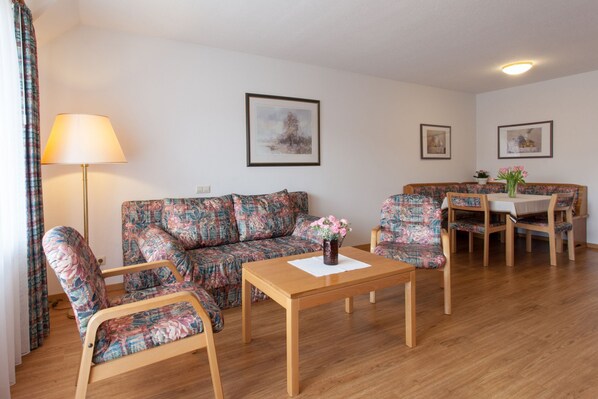 Wohnung Nr. 12 - Rustikale Ferienwohnung, 70qm,  2 Schlafzimmer, 1 Wohnzimmer, max. 4 Personen
