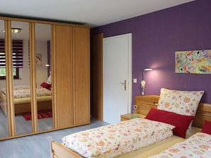 Ferienwohnung mit 65qm, 1 Schlafzimmer, max. 2 Personen und 1 Kleinkind-Schlafzimmer