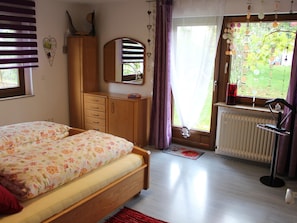 Ferienwohnung mit 65qm, 1 Schlafzimmer, max. 2 Personen und 1 Kleinkind-Schlafzimmer