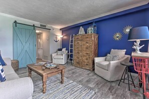 Living Room | Sleeper Sofa | Free WiFi | Central A/C | Smart TV
