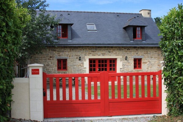 Entrée du gîte,
 portail privatif électrique