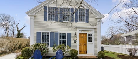 3BR - Sea Captain's House - steps from Chatham center and short stroll to beach.