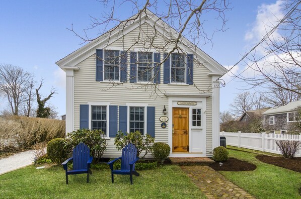 3BR - Sea Captain's House - steps from Chatham center and short stroll to beach.