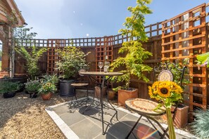 Tudor Rose, Aylsham: Outdoor dining area