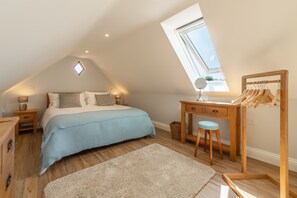 Tudor Rose, Aylsham: Bedroom with king-size bed