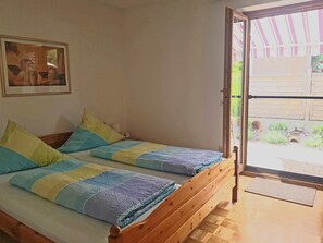 Ferienwohnung 28 qm mit Wohnküche und separates Schlafzimmer-Schlafzimmer und Blick auf die Terrasse