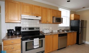 Full spacious kitchen