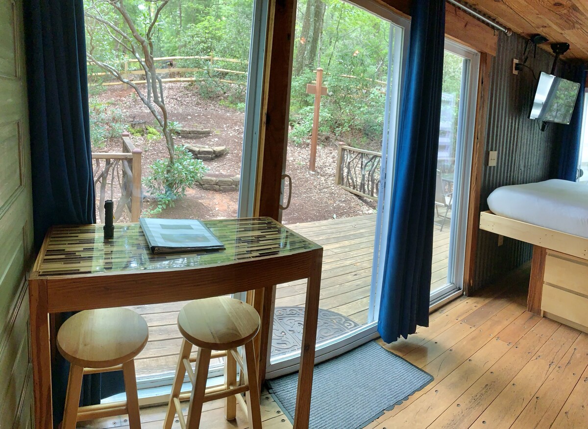 Pet-friendly Sunset Eco Container Cabin 10 minutes from Downtown Dahlonega