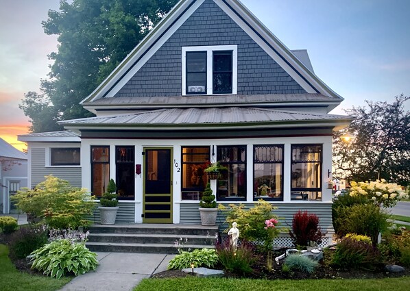 102 5th Ave W 