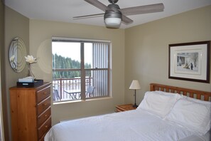 Master Bedroom with Queen Bed 