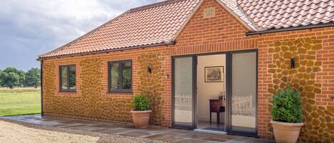 The Lodge is a beautifully finished, single-storey home offering modern and stylish holiday accommodation