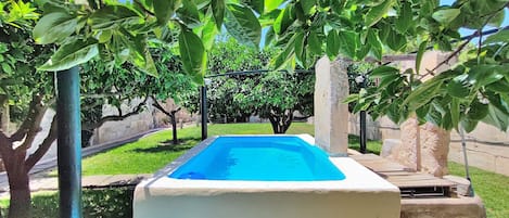 jardín grande con piscina y privacidad