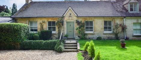 Front view of Lakeside House, Bolthole Retreats