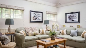 Living Room sitting area, Lakeside House, Bolthole Retreats