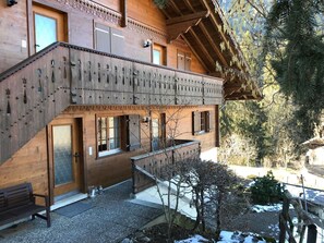 Himmel, Pflanze, Gebäude, Wolke, Fenster, Baum, Haus, Holz, Urban Design, Steigung