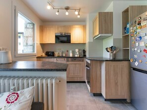 Countertop, Zimmer, Möbel, Küche, Cabinetry, Eigentum, Fussboden, Interior Design, Gebäude, Decke