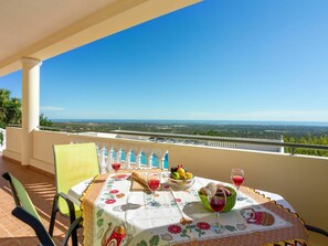 Tabelle, Himmel, Möbel, Geschirr, Gebäude, Stuhl, Wasser, Fenster, Gartenmöbel, Interior Design