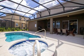 Beautiful and Sunny Swimming Pool and Jacuzzi