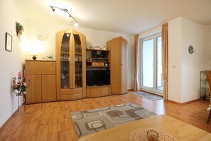 Sünnslag Whg. Sü5/118 - Blick vom Sofa auf den TV und den Balkon
