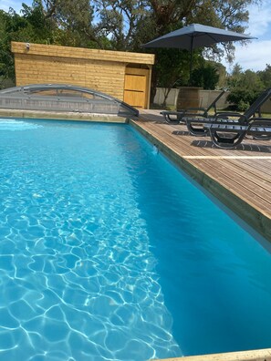 Piscine 8x4 m au sel (chauffée d’avril à septembre ) pour la détente 