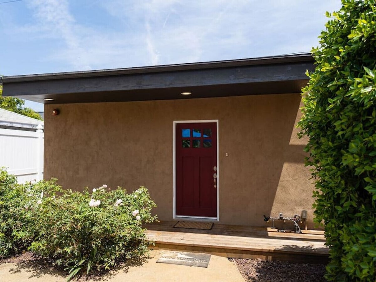 ATTRACTIVE 1-BEDROOM HOME IN GREAT NOHO ARTS DISTRICT LOCATION (p16)