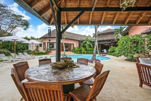 Mangos 13 - poolside dining area