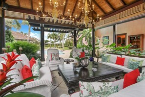 Mangos 13 - living area